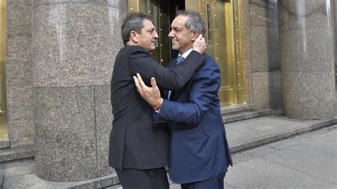 Massa recibió con un abrazo a Scioli en el Ministerio de Economía Perfil