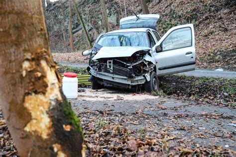 Unfall Im Erzgebirge Auto Knallt Gegen Baum Fahrerin Schwer Verletzt