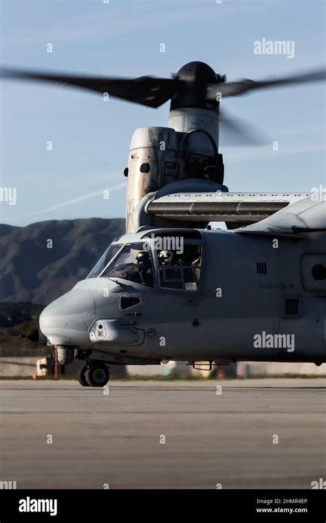 Un US Marine MV 22B Osprey se prépare à partir de la station aérienne