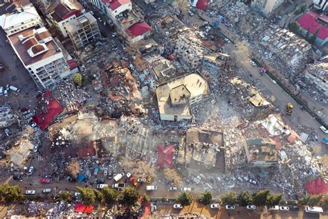 Kahramanmaraş ın Trabzon Caddesi nin deprem öncesi ve sonrasındaki