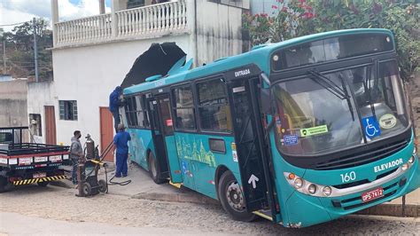 Ônibus perde freio e destrói frente de casa em Ribeirão das Neves na