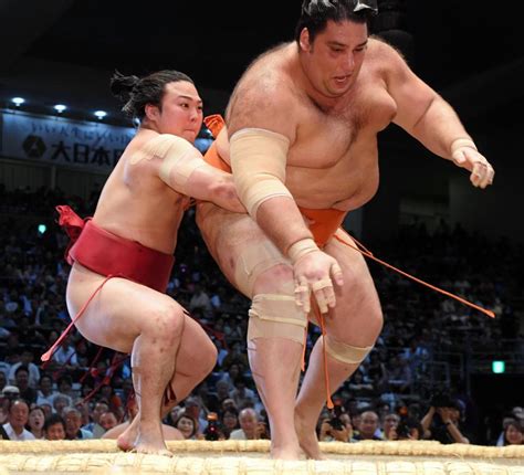 体重105キロ差対決制す 小兵の炎鵬、巨漢の魁聖を送り出しスポーツデイリースポーツ Online