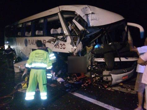 Acidente ônibus de romeiros de Araucária deixa motorista morto na