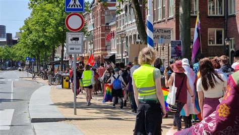 Sikkom On Twitter Honderden Mensen Lopen In Een Bonte Stoet Een