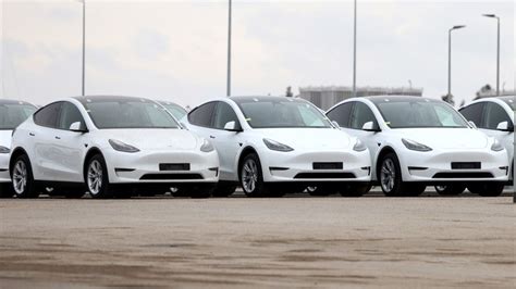 efficient   tesla model  compared   evs