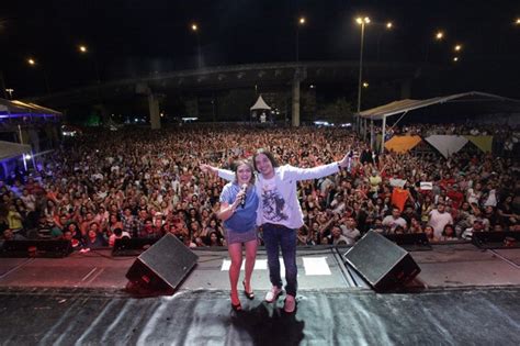 Socorro De Cheias De Charme Participa De Show Da Banda Garota