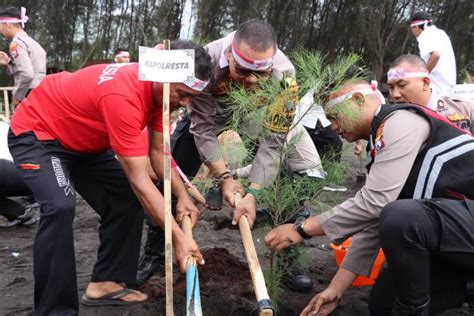 Polresta Banyuwangi Tanam 1 531 Bibit Pohon