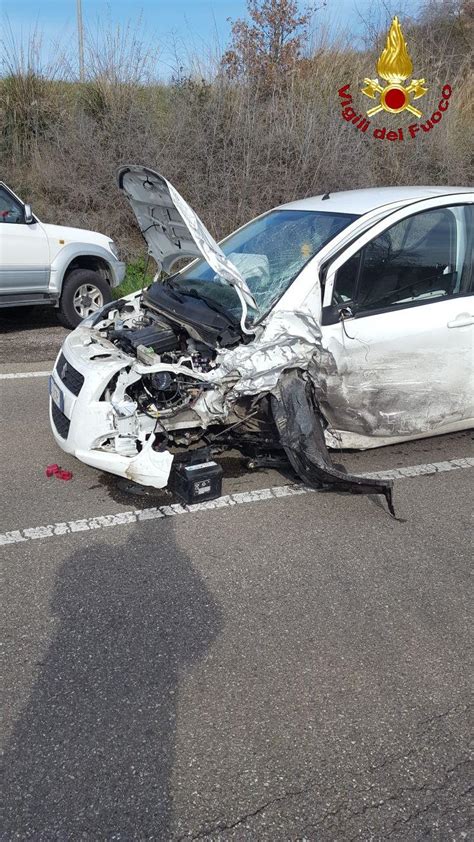 Scontro Tra Due Auto Un Ferito Estratto Dai Vigili Del Fuoco Foto