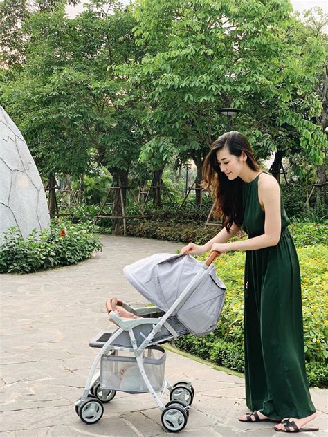 Style chăm con của hot mom Vbiz Số ít nhẹ nhàng kín đáo còn lại đa phần đều tranh thủ khoe