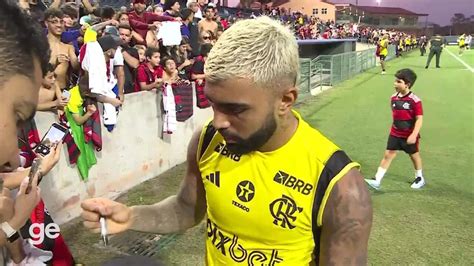 Vídeo Jogadores do Flamengo tiram fotos e distribuem autógrafos após