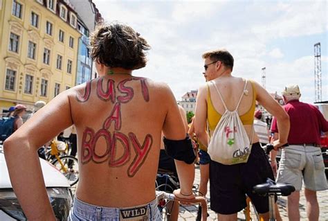 Demonstration F R Br Ste Frauen Radeln Oben Ohne Durch Dresdner Innenstadt