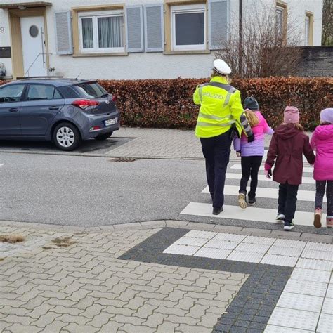 Besuch Der Polizei In Den Klassen 1a B Grundschule Hagsfeld