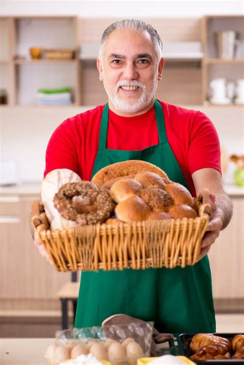 O Padeiro Masculino Idoso Que Trabalha Na Cozinha Foto De Stock