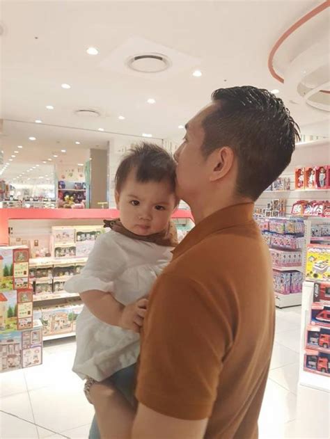 Hot girl Tú Linh MU kỷ niệm năm ngày cưới nhưng hình ảnh của con gái mới là điều gây chú ý