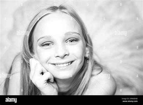 Fille blonde cheveux long ado Banque de photographies et dimages à
