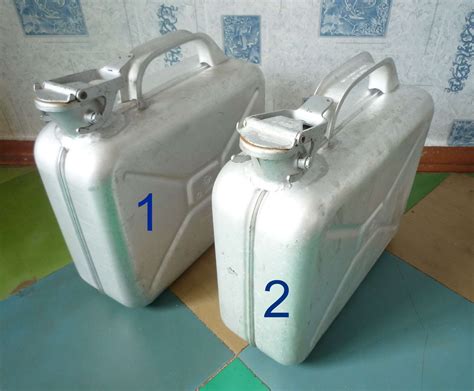 Продам две канистры алюминиевые по 10 л