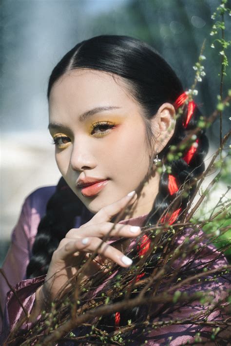 Hot girl Vietnam Idol Giana phá cách với giày trượt patin và áo dài đón Tết