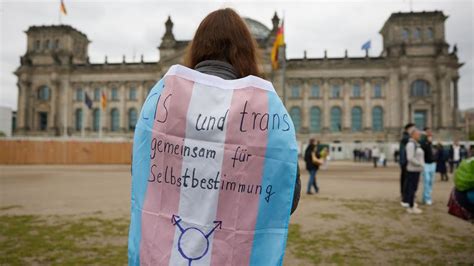 Geschlechtseintrag Bundestag beschließt Selbstbestimmungsgesetz