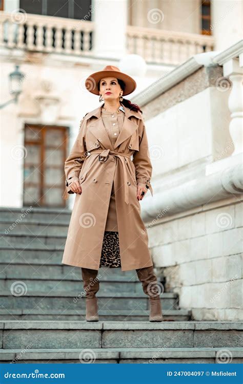 Outdoor Modeportrait Des Jungen Eleganten Modischen Brunette Frauenmodells In Stilvollem