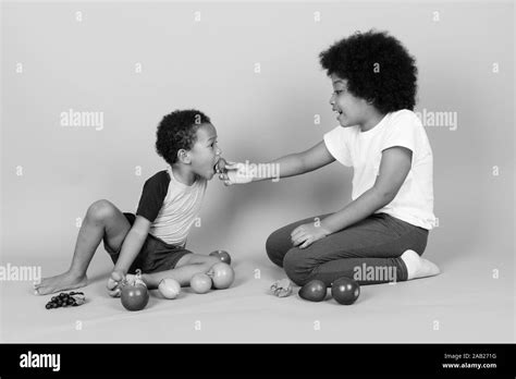 Comer sano juntos Imágenes de stock en blanco y negro Alamy