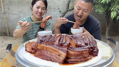 100元买块五花肉，制作大版梅菜扣肉，大块肥肉就米饭真过瘾！【开心的老夏】 Youtube