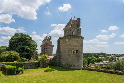 LE CHÂTEAU D APREMONT Office de Tourisme Vie et Boulogne