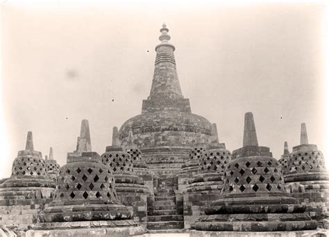 Central stupa at the top of Borobudur in 1907-1931 | Borobudur, Stupa ...