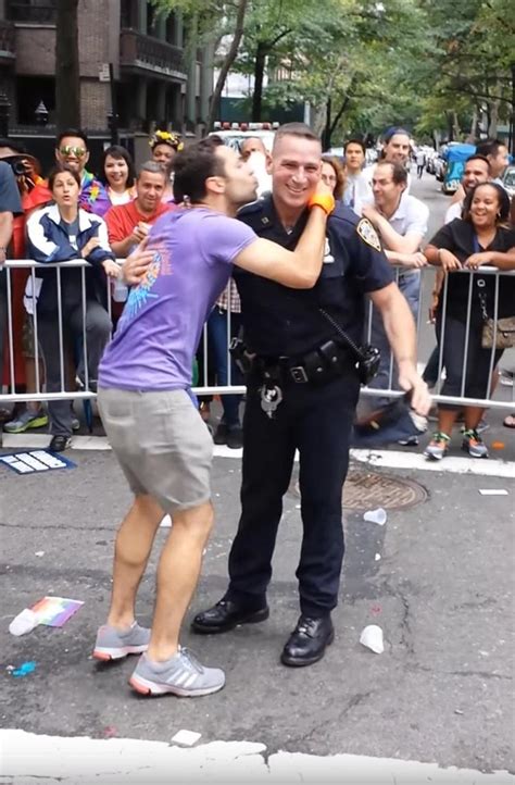 Video Muere policía famoso que bailó en desfile de orgullo gay