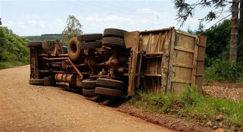 Caminh O Tomba No Interior De Cruz Machado R Dio Colmeia Fm