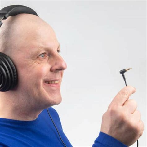 Why Is One Of My Headphones Not Working? (Causes) – audiolgy.com