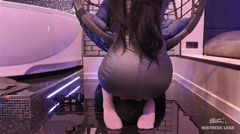 Adoration Des Pieds Et Visage Assis En Bas Nylons Blancs XVIDEOS