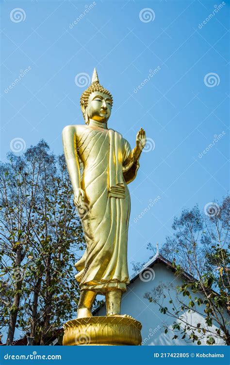 Andando Estatua De Buda Dorado En El Templo Phra That Khao Noi Imagen