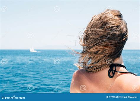 De Retour Vue De La Jeune Femme Dans Le Bikini Bénéficiant D une Promenade En Bateau Photo stock