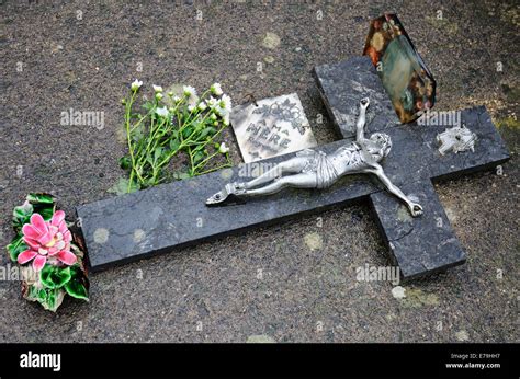 Tomba In Un Cimitero Immagini E Fotografie Stock Ad Alta Risoluzione