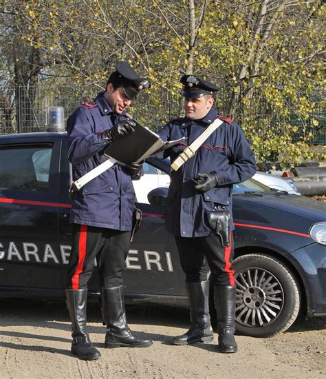 Armato Di Coltello Minaccia La Titolare Di Un Negozio Poi Fugge