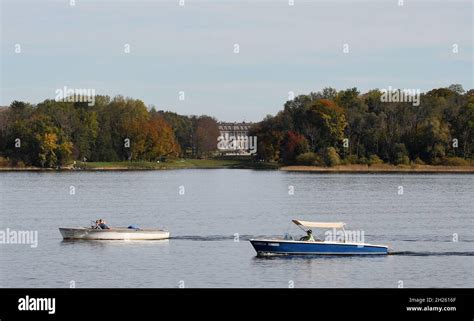 Prien Am Chiemsee, Germany. 20th Oct, 2021. On boats the summer temperatures of 20 degrees at ...