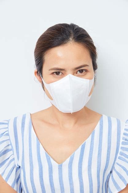 Premium Photo Asian Woman Wearing Face Mask