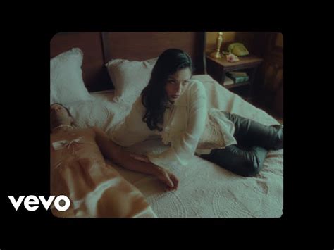 Mon Laferte Aunque Te Mueras Por Volver Chords Lyrics Video