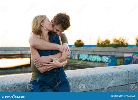 Abbraccio Grazioso Delle Coppie All Aperto Fotografia Stock Immagine