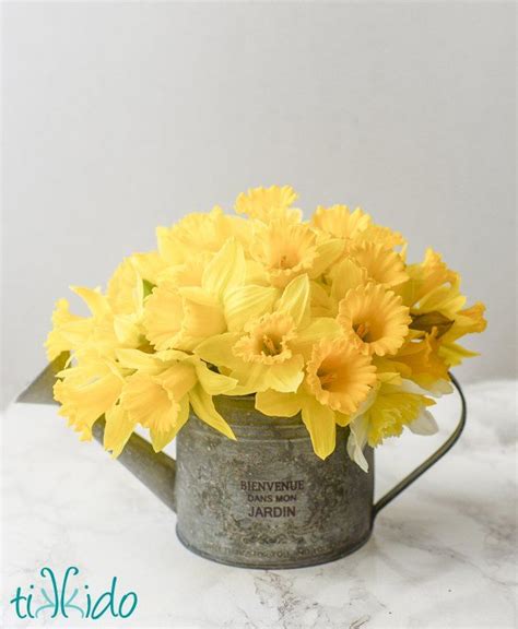 Easy Spring Daffodil Flower Arrangement | Spring flower arrangements ...