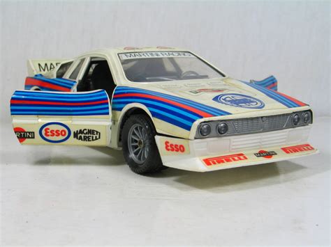 Lancia 037 Martini Bianco Azzurro Blu E Rosso 1 25 MATTEL HOT WHEELS