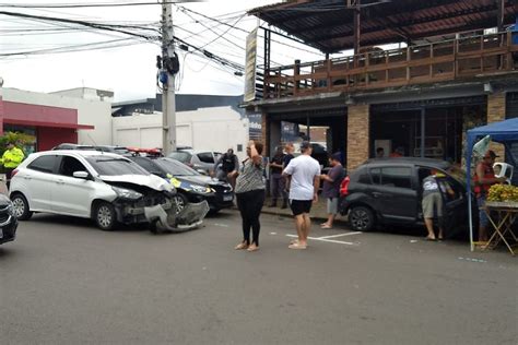 Acidente Entre Carros Deixa Motorista Ferida No Bairro Nossa Sra Das