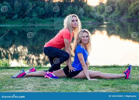 Aktive Familie Im Freien Zwei Flexible Blonde Frauen Twin Schwestern In Stilvollen