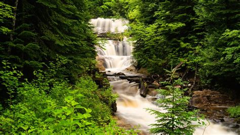 10 Waterfalls in Munising – Tranquility and Adventure