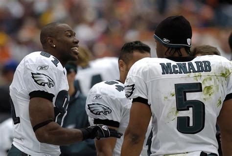 Terrell Owens takes massive shot at Donovan McNabb on Twitter