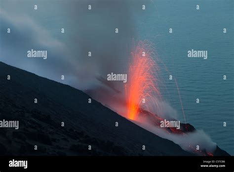 Vulkanausbruch Von Stromboli Fotos Und Bildmaterial In Hoher