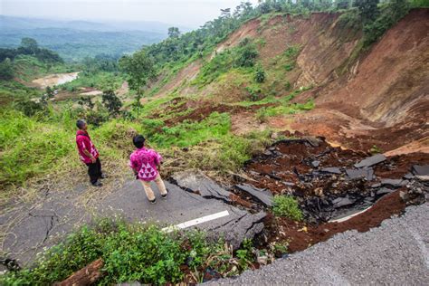 Indonesia Floods Landslides Kill 28 Four Missing