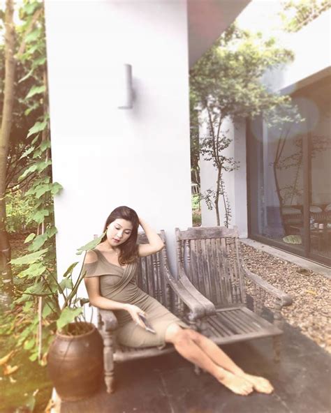 Vẻ ngoài nóng bỏng của nữ MC mặc bikini lên sóng truyền hình VOV VN