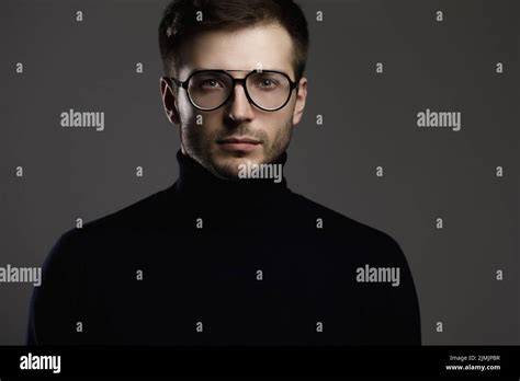 Man wearing smart glasses hi-res stock photography and images - Alamy