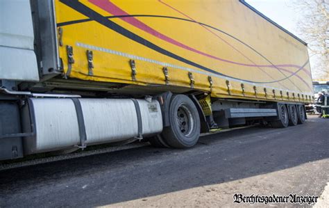 Lkw fährt sich bei Waging in Feld fest Spezial Bergung